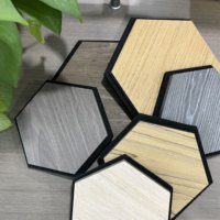Nouveaux produits Autocollants muraux incurvés Diffuseur de fibres Panneaux muraux Autocollants Diffuseur de fibres Panneaux de bois hexagonaux muraux 3D