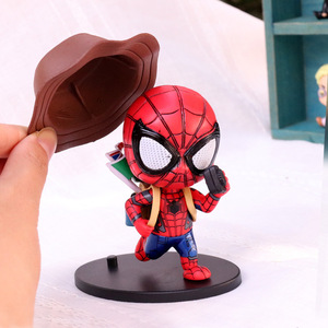 Action Figure Creativa di Spider-Man Modello Bambola con Cappello e Zaino Danneggiati in Battaglia Ornamento Decorativo da Scrivania in PVC - Product Image 4