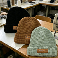 Bonnet en tricot gaufré personnalisé avec logo, 100 % acrylique, couleur unie, bonnet d'hiver, vente en gros de bonnets avec patch en cuir