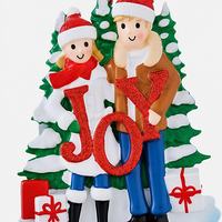 Ornement de Noël en résine avec inscription « Family JOY », supportant une pancarte rouge, sur base sapin de Noël et neige, avec ruban à suspendre, pour décoration intérieure