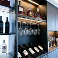 Meuble à vin moderne autoportant en contreplaqué laqué avec portes vitrées, tiroirs de rangement en bois, robinet d'évier et glissières de tiroir pour salle à manger de villa