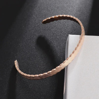 Bracelet ouvert en acier inoxydable brossé à bord festonné pour femme, bijou minimaliste empilable, cadeau idéal pour le quotidien