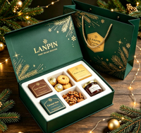 Panier-cadeau de Noël de luxe en carton rigide avec estampage doré, motif flocon de neige et étoile, et insert plateau blister pour emballage de snacks