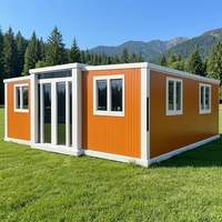 Maisonnette préfabriquée moderne, respirante et extensible, avec murs en panneaux métalliques ondulés et toit plat, idéale pour jardin, camping, complexe hôtelier ou bureau (1 an)