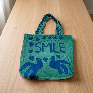 Sac fourre-tout en velours vert fait main sur mesure avec broderie appliquée de lettres SMILE bleu foncé, colombes, cœurs et motifs floraux - Product Image 2
