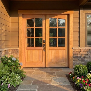 Portes d'entrée doubles en bois de teck massif et acajou avec dessus arqué en verre texturé pour l'entrée principale de la maison - Product Image 5