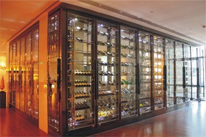 Armoire réfrigérée pour vin rouge Brevit, portes en verre, ventilateur d'air, contrôle intelligent de la température et de l'humidité, design luxueux, bonne qualité - Product Image 4
