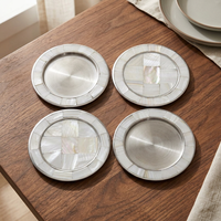 Assiette de présentation de luxe moderne, finition polie, incrustation artisanale de nacre, diamètre 33 cm, base en composite de bois