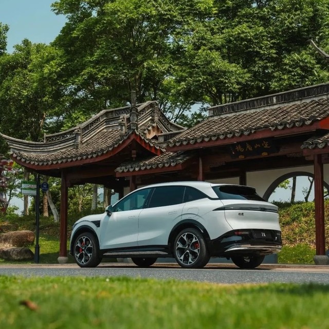 Zeekr 7X 646hp AWD Electric Sedan Used Car with Color TV & Refrigerator Big Sofa 75-100kWh Battery Fast Charging >700km Range