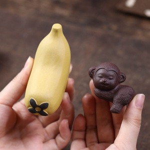 Figurine en céramique Zisha Tea Pet Monkey Banana Ornament, décoration de table en argile violette - Product Image 3