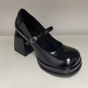 Zapatos de tacón grueso de 9 cm para mujer, de cuero vacuno patentado, con plantilla de piel de cerdo, punta cuadrada, estilo Mary Jane, personalizables con logo de fábrica. - Product Image 3