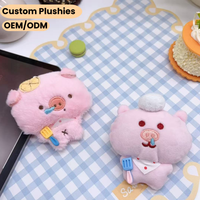 Vente en gros : 2 styles de porte-clés en peluche couineurs (Cochon et Ours) sur le thème du chef pâtissier, jouets pour machine à griffes en vrac
