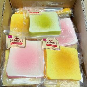 Juguete antiestrés de esponja de PU de levantamiento lento, suave, pegajoso, perfumado, con forma de rebanada de pan tostado de leche simulada - Product Image 5