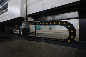Centro de Trabajo Vertical para Vidrio E-WORLD, Máquina CNC para Perforación y Fresado de Vidrio - Product Image 5