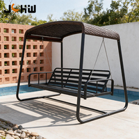 Fauteuil balançoire de luxe moderne en rotin 4 places pour extérieur, avec cadre en aluminium, hamac, auvent et bande LED solaire pour parc et cour.