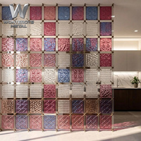 Paravent de luxe en verre texturé couleur personnalisée avec cadre en métal noir, écran décoratif pour hall d'hôtel et intérieur résidentiel