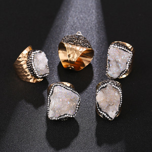 E802 Modischer Natürlicher Quarz Pavé-Manschettenring Unregelmäßiger Drusen-Goldring Offener Großer Steinring Herrenschmuck - Product Image 6