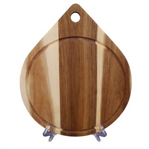Tabla de cortar de madera en forma de lágrima con superficie de corte redonda y diseño antideslizante, hecha en Vietnam. - Product Image 1
