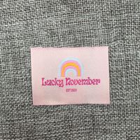 Étiquettes de col en coton tissé, logos brodés pour les soins de lavage, marques de commerce pour vêtements, bagages et patchs en tissu pour rideaux