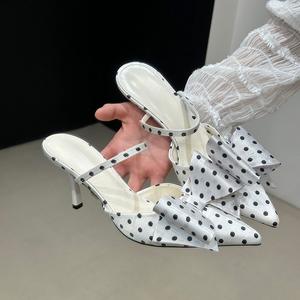 รองเท้าส้นสูงแบบสวม Baotou Bow Tie Thin Stiletto สำหรับผู้หญิง ฤดูร้อน หัวแหลม สีน้ำเงินขาวลายพราง ใส่สบาย ระบายอากาศได้ดี เหมาะสำหรับไปทะเล - Product Image 4