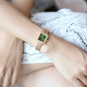 Reloj de pulsera de cuarzo elegante para mujer, con esfera dorada cuadrada, bisel de cristal y correa de malla con diseño de rayos de sol - Product Image 5