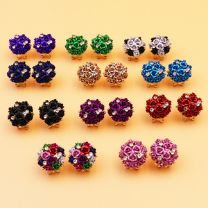 Prix de gros, boucles d'oreilles pendantes en forme de fleur incrustées d'alliage plaqué or, unisexe, tendance, à porter au quotidien - Product Image 1