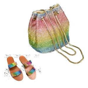 2024 Bling Luxus Dame 2-teiliges mehrfarbiges Diamant-Taschen- und Hausschuhe-Set Regenbogen Kristall Hochzeits-Abend-Clutch-Tasche mit Hausschuhe