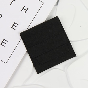 Pochette à bijoux en microfibre noire luxueuse, emballage et présentation doux et élégants pour les bijoux - Product Image 1