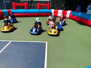 Piste <span class=keywords><strong>de</strong></span> course gonflable rouge et bleue en PVC pour enfants et événements, château gonflable, arène <span class=keywords><strong>de</strong></span> voitures tamponneuses gonflable - Product Image 2