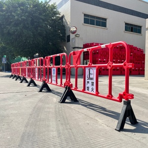 Barrière de circulation en plastique rouge avec panneau d'interdiction d'accès, barricade temporaire en HDPE pour le contrôle des foules, la sécurité routière et la construction - Product Image 2