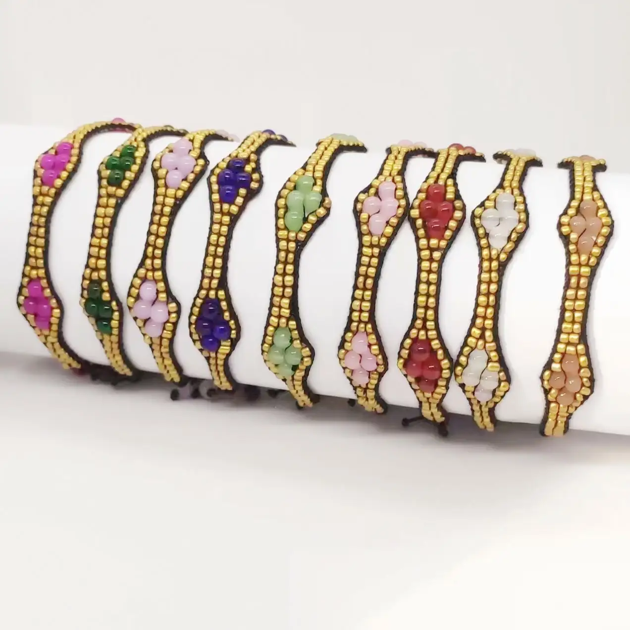 Bracelet tissé de trèfle à quatre feuilles de nouvelle couleur bracelet tissé réglable en fil de cire de perle de riz de style bohème pour femmes