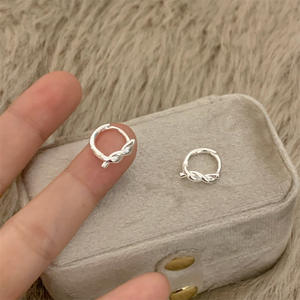 Fresh Latest Hollow Checkerboard Calado Moda Diseño simple Metal Oreja Joyería para mujeres Verano Playa Vacaciones Accesorios - Product Image 3