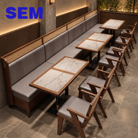 Mobilier moderne pour café, cafétéria et restaurant SEM : Chaise en rotin et bois massif, banquette, table de restaurant en pierre frittée