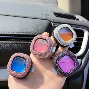 Clip de parfum pour grille d'aération de voiture, fait main, moderne, parfum léger, mignon, nouveaux accessoires de climatisation - Décoration en strass faite à la main - Product Image 1
