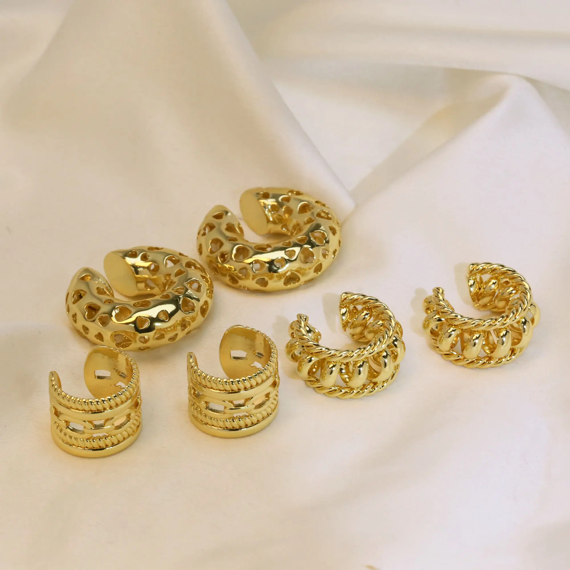 Vente en gros 2023 de bijoux de marque de créateur Boucles d'oreilles étanches en cuivre plaqué or 18 carats Boucles d'oreilles creuses