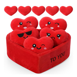 Set di 5 Peluche a Forma di Cuore per San Valentino, Giocattoli Imbottiti con Faccia Ricamata in un Cestino, Regalo per Fidanzata o Fidanzato - Product Image 1