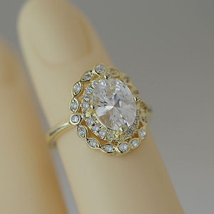 Anello creativo cavo per donna, design scintillante con intarsi, gioielli alla moda color oro - Product Image 1