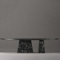 Table de salle à manger en marbre veiné noir et blanc, plateau ovale arrondi, base double trapézoïdale, table de restaurant de luxe en pierre massif, maison de rêve