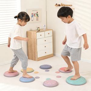 Jouets d'équilibre intérieurs et extérieurs avec des pierres sensorielles et des cercles tactiles pour le plaisir des terrains de jeux et les activités de groupe - Product Image 3