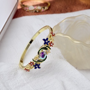 กำไลข้อมือลายดอกไม้เคลือบสีสำหรับผู้หญิง ดีไซน์แบบเปิดประดับดอกไม้หลากสีและฝังเพชร CZ เครื่องประดับคริสเตียนสุดอินเทรนด์ - Product Image 5