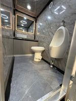 Remorque WC mobile climatisée de luxe personnalisée en usine pour extérieur, toilettes portables d'extérieur à vendre