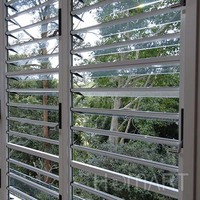 Store banne solaire motorisé horizontal moderne en aluminium argenté pour façade murale, persienne solaire à ventilation réglable pour fenêtre
