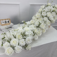 Weißer Blumenläufer im Angebot: 100cm Künstlicher Blumen-Tischläufer für Hochzeiten und Veranstaltungen