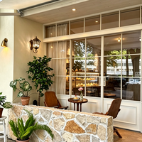 Bar de café en bois massif sur mesure avec un design intérieur luxueux