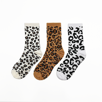 Chaussettes de Pilates respirantes avec logo personnalisé, antidérapantes, mi-longues, tricotées, avec broderie cerise, pour le yoga et le sport.