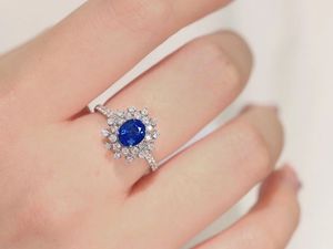 เครื่องประดับแฟชั่นซินฟลาย แหวนเพชรพลอยรูปดอกไม้ทองคำแท้ 18K ประดับไพลินธรรมชาติ 1.4 กะรัต พร้อมเพชร 0.57 กะรัต - Product Image 4
