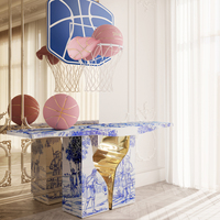 Console contemporaine pour entrée de villa ou hôtel, avec azulejos peints à la main et détails en laiton, intérieur doré