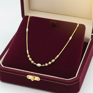 Collier en or jaune avec pendentif losange texturé et accents de perles complexes, bijoux raffinés pour femmes - Product Image 3