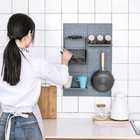 Organisateur mural pour décoration intérieure en gros Panneau perforé en plastique pour étagère de rangement murale Étagère à chevilles pour bassin