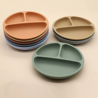 Service de vaisselle OEM personnalisé pour enfants en gros Bavoirs en silicone de qualité alimentaire Assiettes sans BPA Bols Tasses pour l'alimentation des bébés dans la cuisine